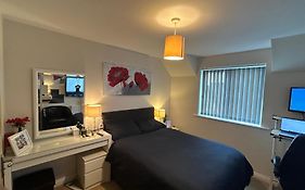 Ensuite Double Bedroom In A 2 Bed Spacious Apartment